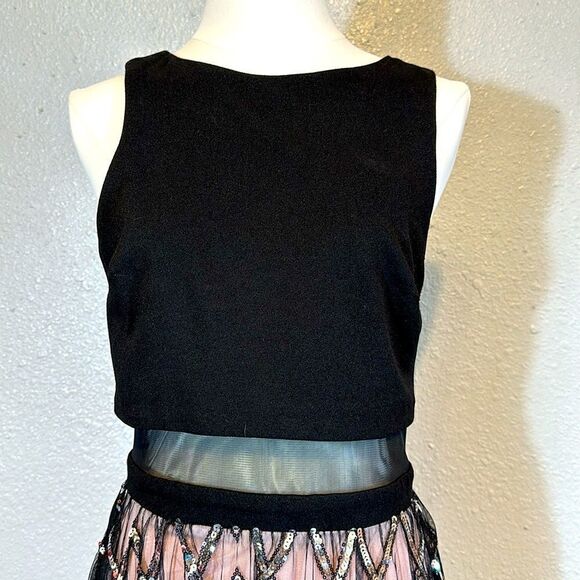 TLC “Say yes to the prom” sequined grid popover gown. Black/silver/blush size 3 - Picture 4 of 16